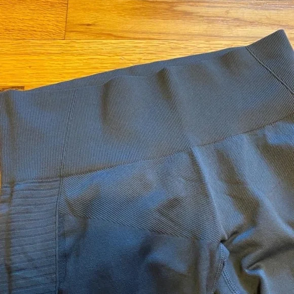 Zyia Gray Performance 24”Leggings, size medium - Picture 2 of 2